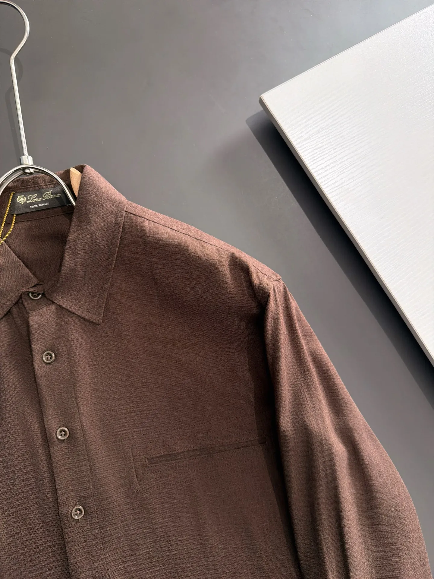 Next day shipment LP high quality Loro Piana 26ss autumn and winter New Arrival linen shirt set Made of one-on-one combed cotton yarn knitted linen fabrics, no pressure in and out of the counter Exclusive control of raw materials It feels substantial when weighed, and the upper body is more textured than ordinary T-shirts. This texture can cope with the weather easily and is suitable for both hot and cold! Loose fit design, looks noble. The only correct version is available Size: M to XXXL